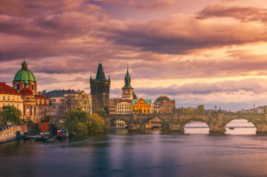 Prag Manzaralı Bahar Günbatımı Eski Şehir İskelesi mimarisi ve Çek Cumhuriyeti Prag, Vltava nehri üzerindeki Charles Köprüsü 'nün hava manzarası