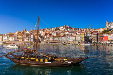 Porugal, Avrupa 'nın başkenti Porto' nun merkezindeki Ribeira 'daki Douro Nehri' nin kıyısındaki eski kasabayla birlikte liman şarap tekneleri rıhtımında. Portekiz, Porto
