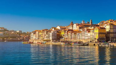Porto, Portekiz 'deki Duoro nehri üzerindeki Porto Eski Şehir iskelesi mimarisinin manzarası.