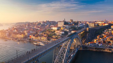 Günbatımında Dom Luis Köprüsü 'nün porto panoramik görüntüsü. Porto, Portekiz. Porto 'nun şehir merkezi turistik Ribeira manzarası
