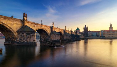 Sabah görünümünü Charles Köprüsü Prag, Çek Cumhuriyeti. Charles Köprüsü, Prag'da en çok ziyaret edilen turistik biridir. Mimari ve Prag Simgesel Yapı.