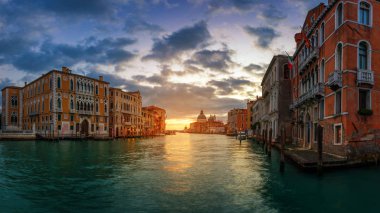 Venedik gündoğumu. Santa Maria della Salute Basilica içinde belgili tanımlık geçmiş ile Venedik, büyük kanal görüntüsü. Venedik Avrupa'nın popüler bir turistik yer. Venedik, İtalya.