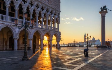 Sunrise San Marco Meydanı, Venedik, İtalya. Venedik Grand Canal. Mimari ve simgesel bir Venedik. Venedik Gondol ile Venedik kartpostal