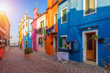 İtalya 'nın Venedik, Burano Adası' ndaki tipik evlerde çamaşır asılıydı. Burano, Venedik, İtalya 'da çok renkli binalar ve çamaşırlar kurutuluyor.