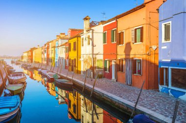 Burano kanallar tekneler ve güzel, renkli binalar ile güzel bir bakış. Burano köy onun renkli evler için ünlüdür. Venedik, İtalya.