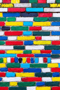 Renkli tuğla duvar arka plan. Gökkuşağı renkli tuğla duvar. Renkli tuğla desen, tuğla kentsel tasarım doku olarak boyalı duvar.