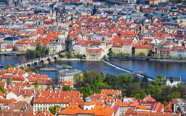 Вид с воздуха на старые крыши Красной плитки в городе Прага, Чехия, Европа. Прекрасный день с голубым небом и облаками в городе
.