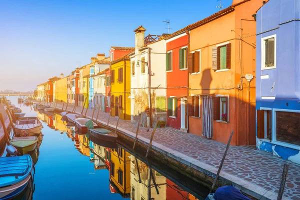 Krásný Pohled Kanálech Burano Čluny Krásné Barevné Budovy Burano Vesnice — Stock fotografie