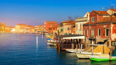 Murano Adası, Venedik sokak kanalda. Eski renkli tuğla arasında dar kanal Murano, Venedik ev sahipliği yapmaktadır. Murano kartpostal, Venedik, İtalya.