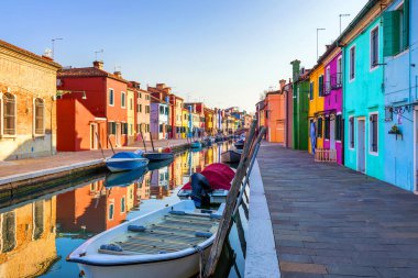Burano kanallar tekneler ve güzel, renkli binalar ile güzel bir bakış. Burano köy onun renkli evler için ünlüdür. Venedik, İtalya.