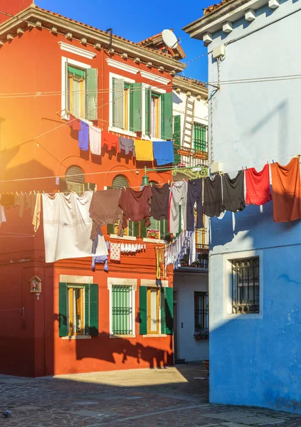 이탈리아 베니스의 부아노 들에서 빨래를 이탈리아 베네치아 부아노의 거리에서 색깔의 — 스톡 사진