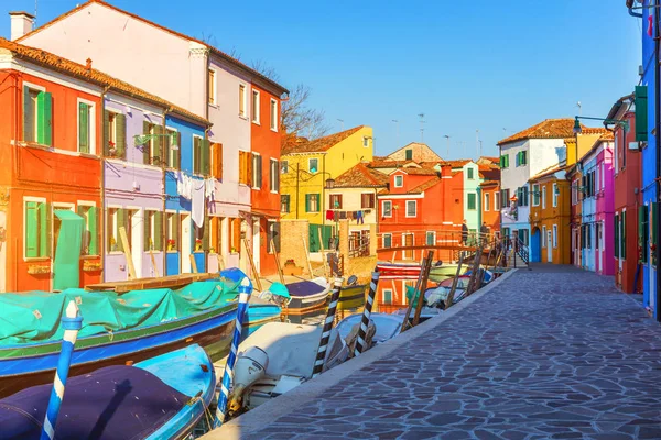 Hermosa Vista Los Canales Burano Con Barcos Hermosos Coloridos Edificios — Foto de Stock