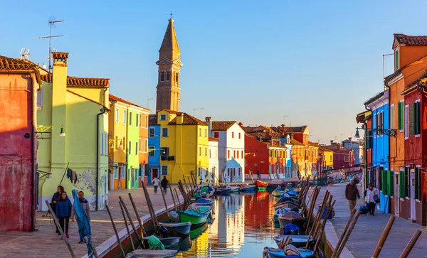 Bela Vista Dos Canais Burano Com Barcos Belos Edifícios Coloridos — Fotografia de Stock