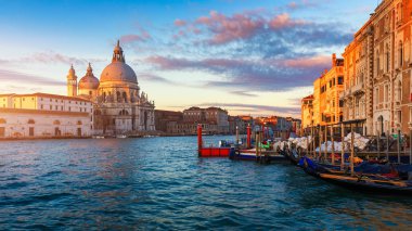 İtalya, Venedik 'te Sunrise' da Santa Maria della Salute. Accademia Köprüsü 'nün Kanal Grande gündoğumu. Venedik, İtalya. Venedik arkaplanı.