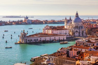 Büyük Kanal ve Basilica Santa Maria della Salute 'un havadan görünüşü, Venedik, İtalya. Venedik Avrupa 'nın popüler bir turizm merkezidir. Venedik, İtalya.