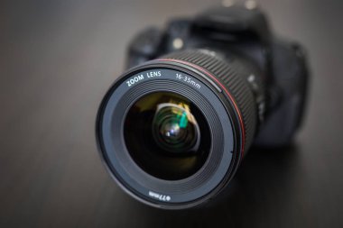 Dijital fotoğraf makinesi veya kamera objektifi lens yansımaları ile Dslr. Siyah arka plan dijital SLR objektif fotoğraf makinesi veya Video lens yakın çekim