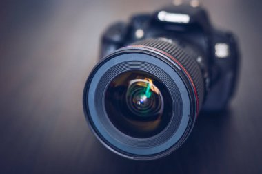 Dijital fotoğraf makinesi veya kamera objektifi lens yansımaları ile Dslr. Siyah arka plan dijital SLR objektif fotoğraf makinesi veya Video lens yakın çekim