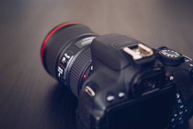 Siyah bir arka plan üzerinde izole Dslr fotoğraf makinesi. Siyah Dslr fotoğraf makinesi izole. Siyah arka plan dijital SLR objektif fotoğraf makinesi veya Video lens yakın çekim