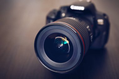 Dijital fotoğraf makinesi veya kamera objektifi lens yansımaları ile Dslr. Siyah arka plan dijital SLR objektif fotoğraf makinesi veya Video lens yakın çekim
