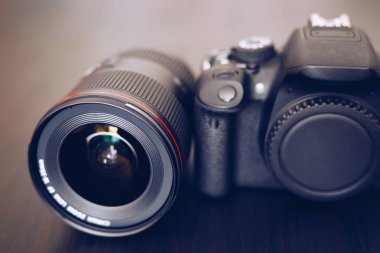 Dijital fotoğraf makinesi veya kamera objektifi lens yansımaları ile Dslr. Siyah arka plan dijital SLR objektif fotoğraf makinesi veya Video lens yakın çekim
