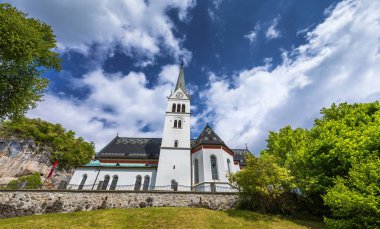 St Martin's Parish Kilisesi göl kenarında tepede pitoresk Bled Slovenya. St Martin's kilise Lake Bled, Slovenya'nın sahilinde