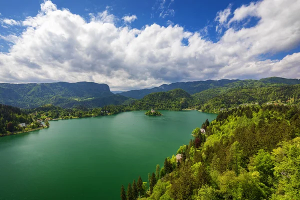 Lake Bled Slovenya. Güzel dağ Bled Gölü küçük Hac kilise ile. En ünlü Sloven göl ve ada ile hac Kilisesi Maria varsayım kan kaybından öldü. Bled, Slovenya.