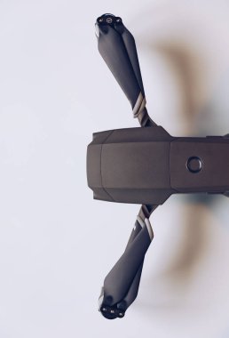 Prague, Çek Cumhuriyeti - 31 Ağustos 2018: ile DJI indeks işlem yeni dron Mavic 2 Pro ile 1 inç Hasselblad fotoğraf makinesi beyaz arka plan üzerinde.
