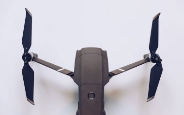 Prague, Çek Cumhuriyeti - 31 Ağustos 2018: ile DJI indeks işlem yeni dron Mavic 2 Pro ile 1 inç Hasselblad fotoğraf makinesi beyaz arka plan üzerinde.