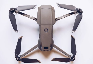 Prague, Çek Cumhuriyeti - 31 Ağustos 2018: ile DJI indeks işlem yeni dron Mavic 2 Pro ile 1 inç Hasselblad fotoğraf makinesi beyaz arka plan üzerinde.