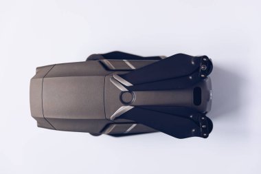 Prague, Çek Cumhuriyeti - 31 Ağustos 2018: ile DJI indeks işlem yeni dron Mavic 2 Pro ile 1 inç Hasselblad fotoğraf makinesi beyaz arka plan üzerinde.