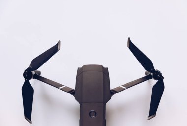 Prague, Çek Cumhuriyeti - 31 Ağustos 2018: ile DJI indeks işlem yeni dron Mavic 2 Pro ile 1 inç Hasselblad fotoğraf makinesi beyaz arka plan üzerinde.