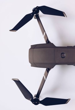 Prague, Çek Cumhuriyeti - 31 Ağustos 2018: ile DJI indeks işlem yeni dron Mavic 2 Pro ile 1 inç Hasselblad fotoğraf makinesi beyaz arka plan üzerinde.