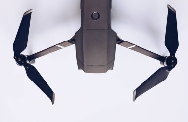 Prague, Çek Cumhuriyeti - 31 Ağustos 2018: ile DJI indeks işlem Mavic 2 Pro closeup, beyaz arka plan üzerinde. İle DJI indeks işlem Mavic 2 Pro bir piyasada, en taşınabilir Dronlar ile Hasselblad fotoğraf makinesi.