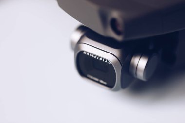 Prague, Çek Cumhuriyeti - 31 Ağustos 2018: ile DJI indeks işlem yeni dron Mavic 2 Pro ile 1 inç Hasselblad fotoğraf makinesi beyaz arka plan üzerinde.
