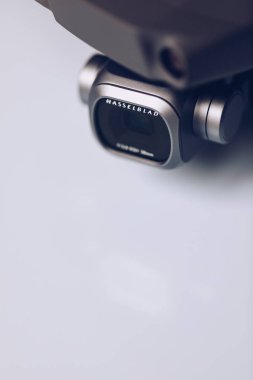 Prague, Çek Cumhuriyeti - 31 Ağustos 2018: ile DJI indeks işlem Mavic 2 Pro Hasselblad fotoğraf makinesi beyaz arka plan üzerinde. İle DJI indeks işlem Mavic 2 Pro Hasselblad 1 inç kamera piyasadaki en gelişmiş kamera biridir.