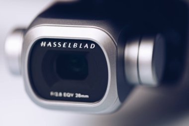 Prague, Çek Cumhuriyeti - 31 Ağustos 2018: ile DJI indeks işlem Mavic 2 Pro Hasselblad fotoğraf makinesi beyaz arka plan üzerinde. İle DJI indeks işlem Mavic 2 Pro Hasselblad 1 inç kamera piyasadaki en gelişmiş kamera biridir.