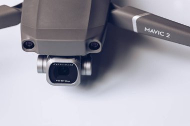 Prague, Çek Cumhuriyeti - 31 Ağustos 2018: ile DJI indeks işlem yeni dron Mavic 2 Pro ile 1 inç Hasselblad fotoğraf makinesi beyaz arka plan üzerinde.