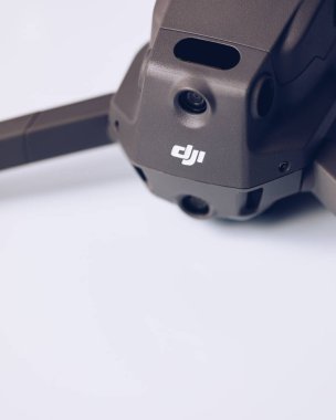 Prague, Çek Cumhuriyeti - 31 Ağustos 2018: ile DJI indeks işlem Mavic 2 Pro closeup, beyaz arka plan üzerinde. İle DJI indeks işlem Mavic 2 Pro bir piyasada, en taşınabilir Dronlar ile Hasselblad fotoğraf makinesi.