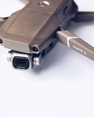 Prague, Çek Cumhuriyeti - 31 Ağustos 2018: ile DJI indeks işlem yeni dron Mavic 2 Pro ile 1 inç Hasselblad fotoğraf makinesi beyaz arka plan üzerinde.