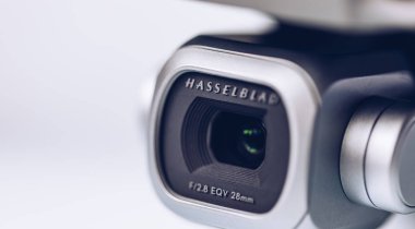Prague, Çek Cumhuriyeti - 31 Ağustos 2018: ile DJI indeks işlem Mavic 2 Pro Hasselblad fotoğraf makinesi beyaz arka plan üzerinde. İle DJI indeks işlem Mavic 2 Pro Hasselblad 1 inç kamera piyasadaki en gelişmiş kamera biridir.