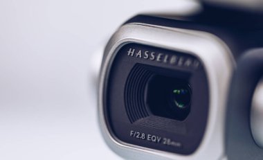 Prague, Çek Cumhuriyeti - 31 Ağustos 2018: ile DJI indeks işlem Mavic 2 Pro Hasselblad fotoğraf makinesi beyaz arka plan üzerinde. İle DJI indeks işlem Mavic 2 Pro Hasselblad 1 inç kamera piyasadaki en gelişmiş kamera biridir.