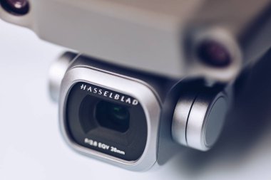 Prague, Çek Cumhuriyeti - 31 Ağustos 2018: ile DJI indeks işlem yeni dron Mavic 2 Pro ile 1 inç Hasselblad fotoğraf makinesi beyaz arka plan üzerinde.