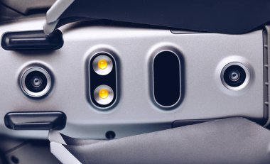 Prague, Çek Cumhuriyeti - 31 Ağustos 2018: ile DJI indeks işlem yeni dron Mavic 2 Pro ile 1 inç Hasselblad fotoğraf makinesi beyaz arka plan üzerinde.