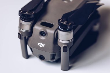 Prague, Çek Cumhuriyeti - 31 Ağustos 2018: ile DJI indeks işlem yeni dron Mavic 2 Pro ile 1 inç Hasselblad fotoğraf makinesi beyaz arka plan üzerinde.