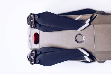 Prague, Çek Cumhuriyeti - 31 Ağustos 2018: ile DJI indeks işlem yeni dron Mavic 2 Pro ile 1 inç Hasselblad fotoğraf makinesi beyaz arka plan üzerinde.