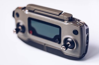 Prague, Çek Cumhuriyeti - 31 Ağustos 2018: Mavic 2 Pro ile DJI indeks işlem denetleyicisi, beyaz arka plan üzerinde. İle DJI indeks işlem Mavic 2 Pro bir piyasada, en taşınabilir Dronlar ile Hasselblad fotoğraf makinesi.