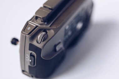 Prague, Çek Cumhuriyeti - 31 Ağustos 2018: Mavic 2 Pro ile DJI indeks işlem denetleyicisi, beyaz arka plan üzerinde. İle DJI indeks işlem Mavic 2 Pro bir piyasada, en taşınabilir Dronlar ile Hasselblad fotoğraf makinesi.