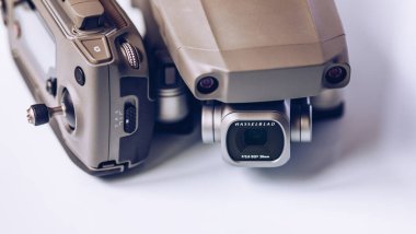 Prague, Çek Cumhuriyeti - 31 Ağustos 2018: ile DJI indeks işlem yeni dron Mavic 2 Pro ile 1 inç Hasselblad fotoğraf makinesi beyaz arka plan üzerinde.