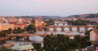 Doğal yaz hava görünümünü Prague Old Town iskele mimarisi ve Charles Köprüsü üzerinden Vltava Nehri Prag, Çek Cumhuriyeti