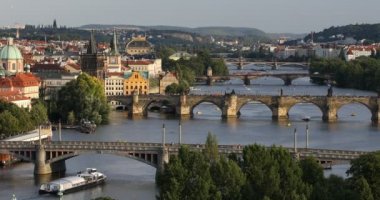Doğal yaz hava görünümünü Prague Old Town iskele mimarisi ve Charles Köprüsü üzerinden Vltava Nehri Prag, Çek Cumhuriyeti